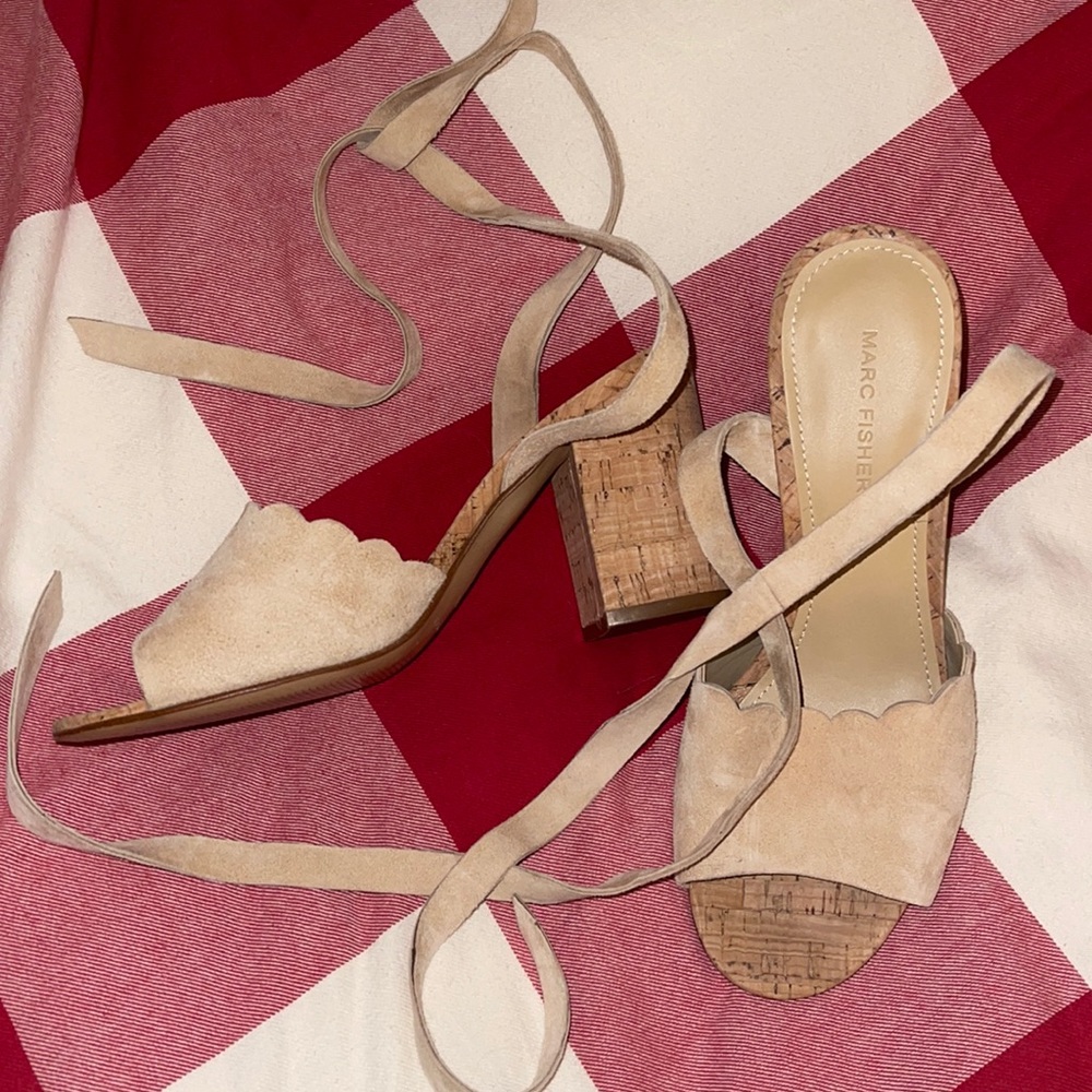 EUC strappy sandals w heel
